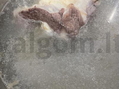 Borščas su grietine ir skrudintais duonos kubeliais Žingsnis 1