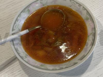 Borščas su grietine ir skrudintais duonos kubeliais pagrindine nuotrauka