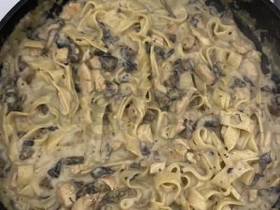 Fettuccine su vištienos filė ir grybais grietinėlės padaže Žingsnis 4