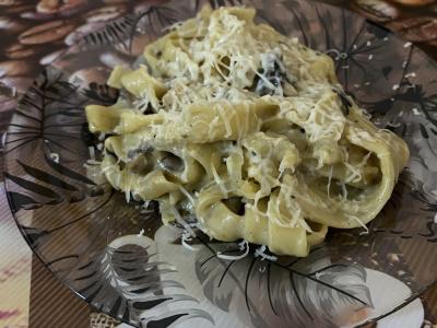 Fettuccine su vištienos filė ir grybais grietinėlės padaže pagrindine nuotrauka