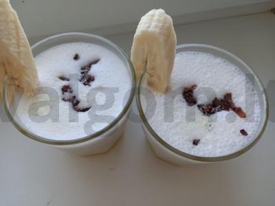 Pieno kokteilis su bananais pagrindine nuotrauka