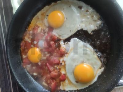 Brusketa su saulėtu kiaušiniu, pomidorais ir krevetėmis „Nepakartojamas variantas“ Žingsnis 4