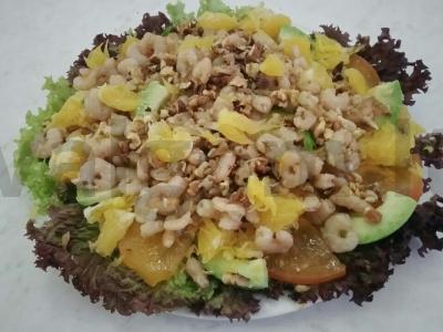 Salotos su avokadu, persimonu ir krevetėmis pagrindine nuotrauka