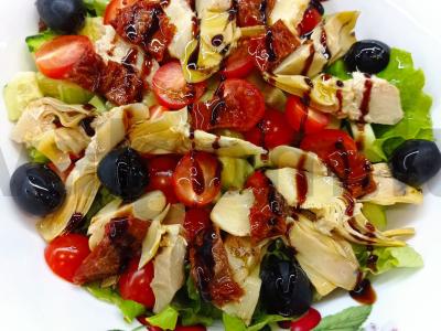 Aštrus salotas su artišokais ir džiovintais pomidorais pagrindine nuotrauka