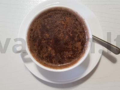 Karštas šokoladas iš kerobo su migdolų pienu pagrindine nuotrauka