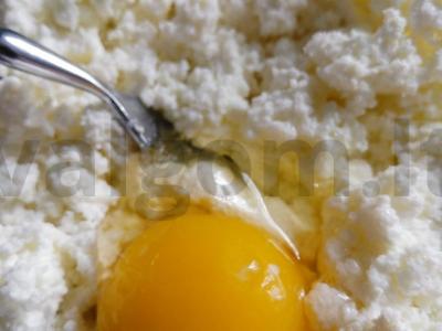 Sūrio blynai su šviežiais uogomis arba padažu Žingsnis 3