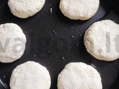 Sūrio blynai su šviežiais uogomis arba padažu Žingsnis 6