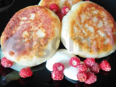 Sūrio blynai su šviežiais uogomis arba padažu pagrindine nuotrauka