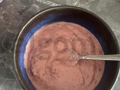 Namų uogų jogurtas pagrindine nuotrauka