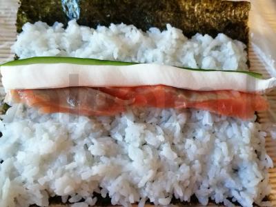 Sushi su raudona žuvimi, kreminiu sūriu ir agurku Žingsnis 3
