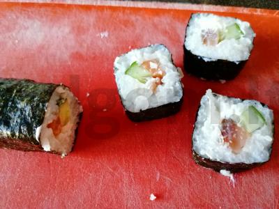 Sushi su raudona žuvimi, kreminiu sūriu ir agurku Žingsnis 5