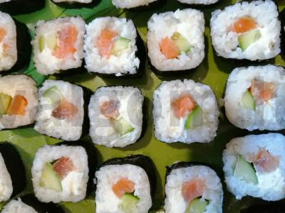 Sushi su raudona žuvimi, kreminiu sūriu ir agurku pagrindine nuotrauka