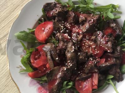 Šiltas salotas su kepenimis ir uogomis pagrindine nuotrauka