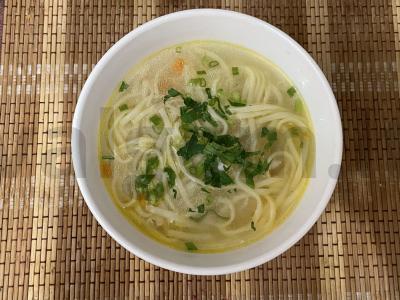 Lengvas vištienos sriuba su makaronais pagrindine nuotrauka