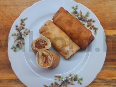 Blynai su virta saldžia grietinėle vandenyje pagrindine nuotrauka