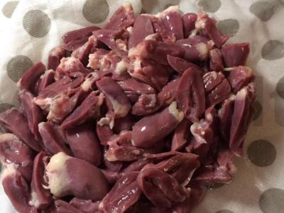 Troškinti vištienos širdelės grietinėje Žingsnis 1