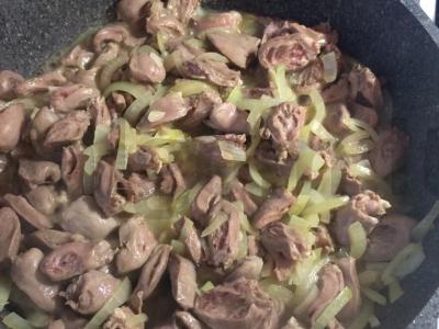 Troškinti vištienos širdelės grietinėje Žingsnis 3