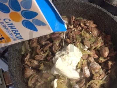 Troškinti vištienos širdelės grietinėje Žingsnis 4