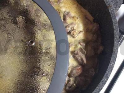 Troškinti vištienos širdelės grietinėje Žingsnis 5