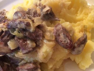 Troškinti vištienos širdelės grietinėje pagrindine nuotrauka