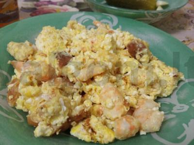 Kiaušinienė su skrudintais duonos kubeliais ir krevetėmis pagrindine nuotrauka