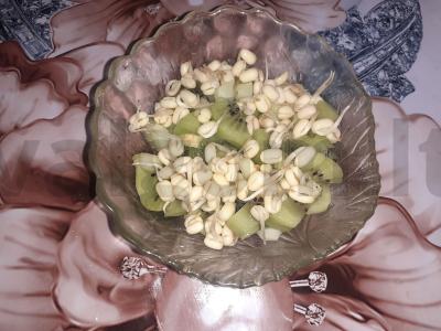 Gyvas „Emerald“ salotas su mungo daigais ir kiviais Žingsnis 3