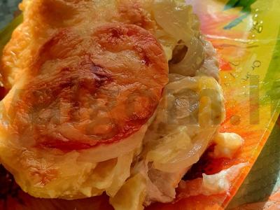 Mėsa prancūziškai su vištiena ir daržovėmis pagrindine nuotrauka