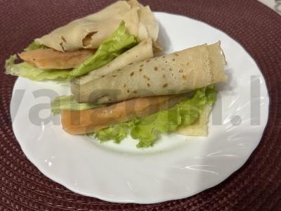 Pankūkos su pienu, žaliu salotu ir upėtakiu pagrindine nuotrauka