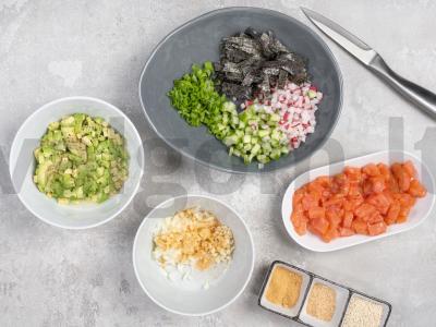 Poke su lašiša ir „Nikkei“ padažu Žingsnis 1