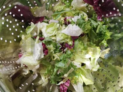 Salotų mišinys su tunu ir kiaušiniu Žingsnis 1