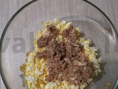 Salotų mišinys su tunu ir kiaušiniu Žingsnis 4