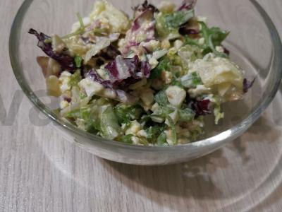 Salotų mišinys su tunu ir kiaušiniu pagrindine nuotrauka