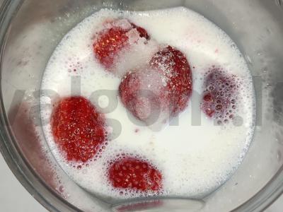 Pieninis kokteilis su braškėmis Žingsnis 1