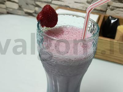 Pieninis kokteilis su braškėmis pagrindine nuotrauka