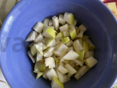 Sumuštinis su karamelizuota kriauše ir dešrainiu sūriu Žingsnis 1