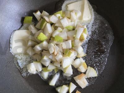 Sumuštinis su karamelizuota kriauše ir dešrainiu sūriu Žingsnis 2