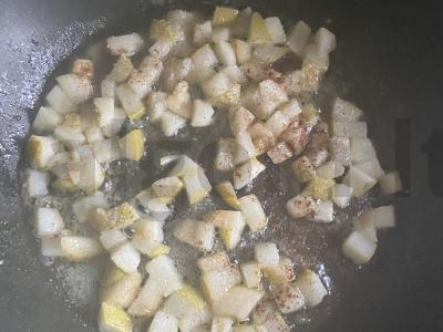 Sumuštinis su karamelizuota kriauše ir dešrainiu sūriu Žingsnis 3