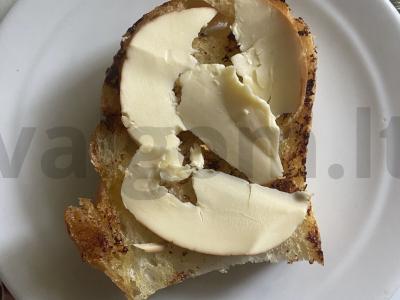 Sumuštinis su karamelizuota kriauše ir dešrainiu sūriu Žingsnis 5