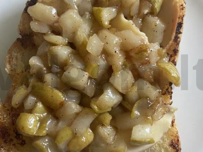 Sumuštinis su karamelizuota kriauše ir dešrainiu sūriu Žingsnis 6