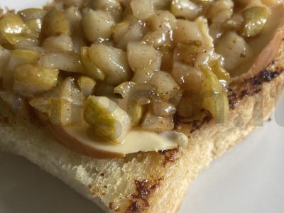 Sumuštinis su karamelizuota kriauše ir dešrainiu sūriu pagrindine nuotrauka