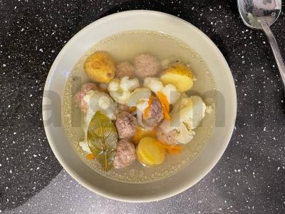 Lengvas sriuba su meatballs ir žiediniu kopūstu pagrindine nuotrauka