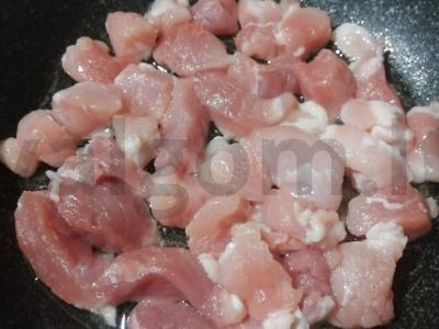 Mėsa su daržovių mišiniu puoduose Žingsnis 1