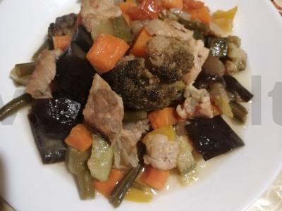 Mėsa su daržovių mišiniu puoduose pagrindine nuotrauka