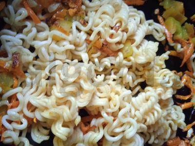 Azijietiško stiliaus greito paruošimo makaronai Žingsnis 2