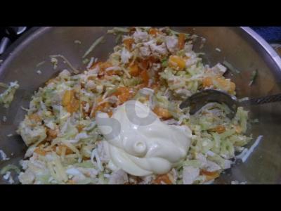 Šiltas vasaros salotas pagrindine nuotrauka