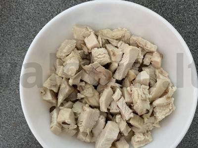 Salotas su ananasais, vištiena ir grybais Žingsnis 1