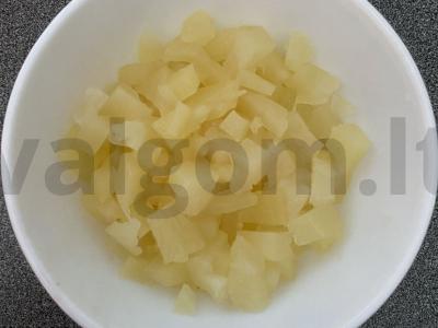 Salotas su ananasais, vištiena ir grybais Žingsnis 4