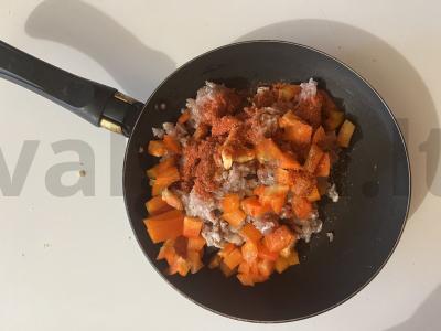 Sotūs, traškūs, mėsos pica su mocarelos sūrio plutele Žingsnis 4