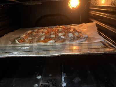 Sotūs, traškūs, mėsos pica su mocarelos sūrio plutele Žingsnis 7