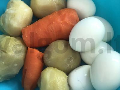 Olivje salotas su žaliais žirneliais Žingsnis 1